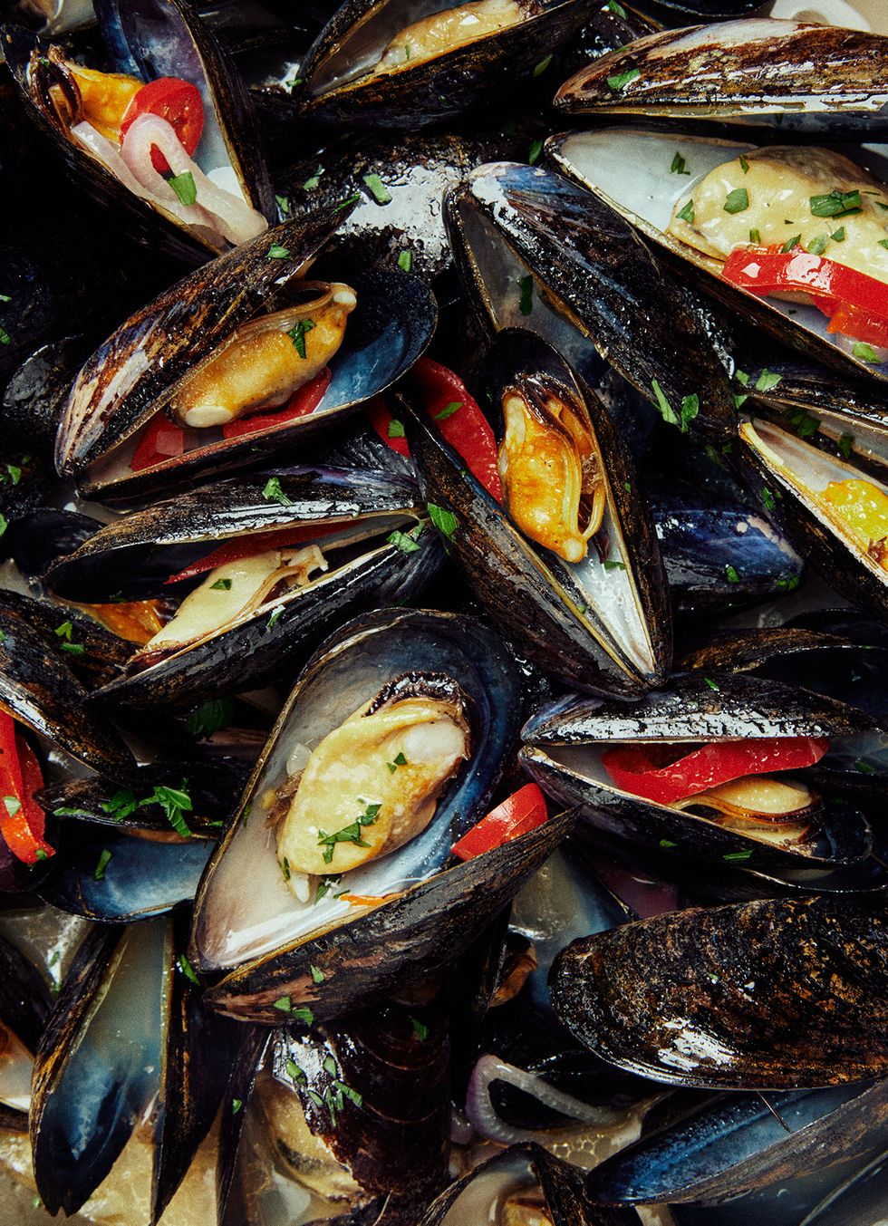 mussels seasoned with red pepper, onion, and herbs