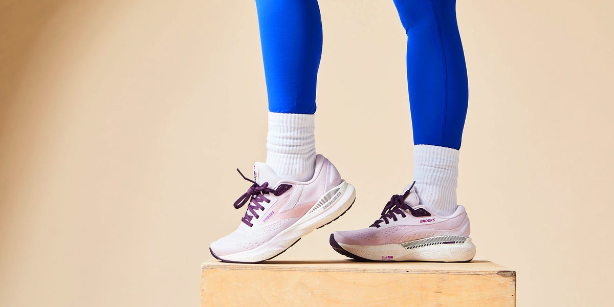 https://hips.hearstapps.com/hmg-prod/images/whm250104-digital-ecomm-bestrunningshoesplantarfasciitis-brooks-4842-681a7c450d638.jpg?crop=1.00xw:1.00xh;0,0&resize=1200:*