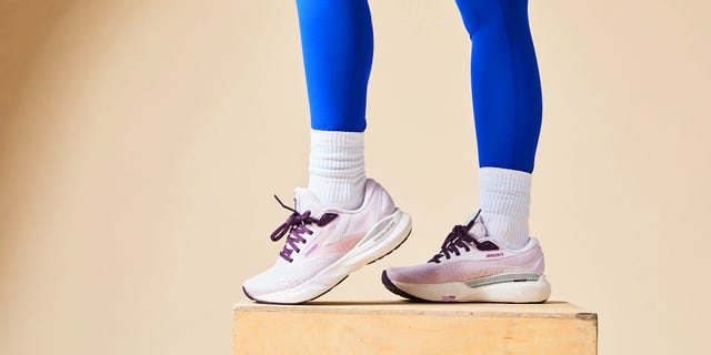 https://hips.hearstapps.com/hmg-prod/images/whm250104-digital-ecomm-bestrunningshoesplantarfasciitis-brooks-4842-681a7c450d638.jpg?crop=1.00xw:1.00xh;0,0&resize=640:*