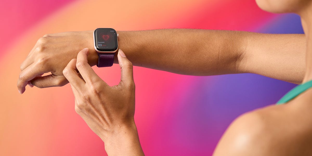 https://hips.hearstapps.com/hmg-prod/images/whm250105-digital-ecomm-bestfitnesstrackers-applewatch-8545-6850907d52cef.jpg?crop=0.986xw:0.984xh;0.00962xw,0.00641xh&resize=1200:*