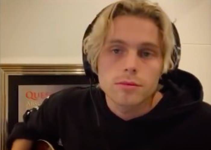 who is everyone in the 'times like these' stay home live lounge cover   luke hemmings