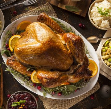 毎年11月の第4木曜日は、アメリカで最も重要な祝日の一つ、“サンクスギビング・デー”こと「感謝祭」。感謝祭の料理には、家庭によってマカロニ＆チーズなどがありますが、なんといっても七面鳥（ターキー）のイメージが強いのでは？ 感謝祭を前に、七面鳥を食べる本当の理由や歴史、食卓に並び始めた当初のレシピなどをご紹介。
