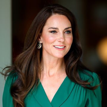 why kate middleton isn't allowed to sign her autograph for fans