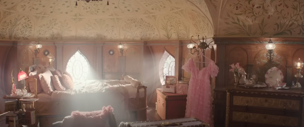 glinda's bedroom in wicked