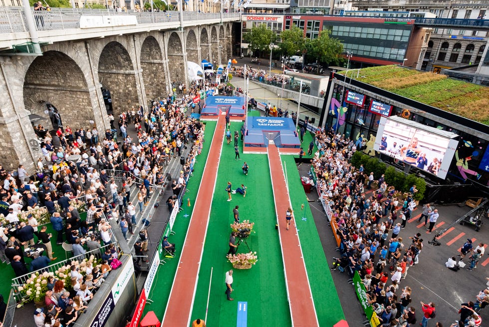 aspecto de la plaza de europa de lausana durante la competición de salto con pértiga de la liga de diamante