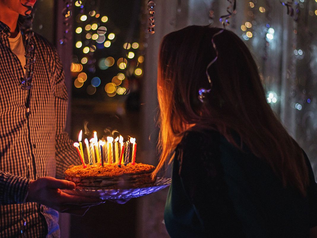 Auguri di Buon Compleanno Divertenti: le 100 frasi più belle (con immagini)