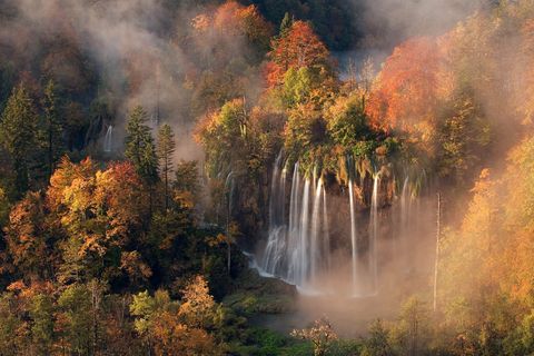 NATIONAAL PARK PLITVICEMEREN KROATI Honderden watervallen vormen de verbinding tussen zestien watervallen in nationaal park Plitvicemeren een UNESCOwerelderfgoed