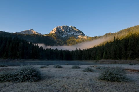 NATIONAAL PARK DURMITOR MONTENEGRO In nationaal park Durmitor ligt het enorme Durmitor Massief met drie adembenemende canyons waaronder die van de woeste Tara waarin zich de diepste kloof van Europa bevindt 1300 meter