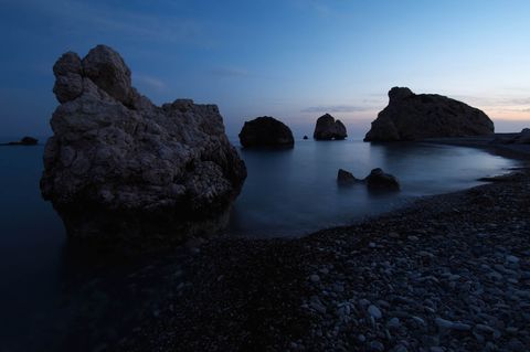 PISSOURI CYPRUS De plek die bekendstaat als Aphrodites Rock in Cyprus heeft zeldzame geologische eigenschappen die veroorzaakt worden door de interactie van tektonische platen