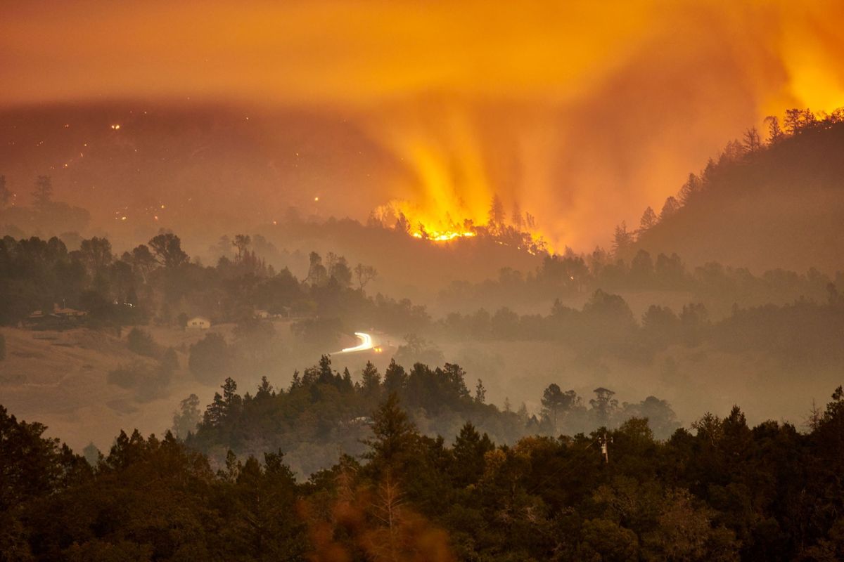 Een bosbrand in Calistoga Californi geeft de lucht een oranje gloed Uit nieuw onderzoek blijkt dat hitte as en andere deeltjes van branden zoals deze van invloed kunnen zijn op weerpatronen in de buurt en op grote afstand