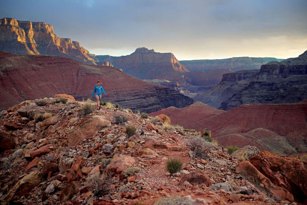 Een wandelaar houdt in de canyon vaste grond onder de voeten