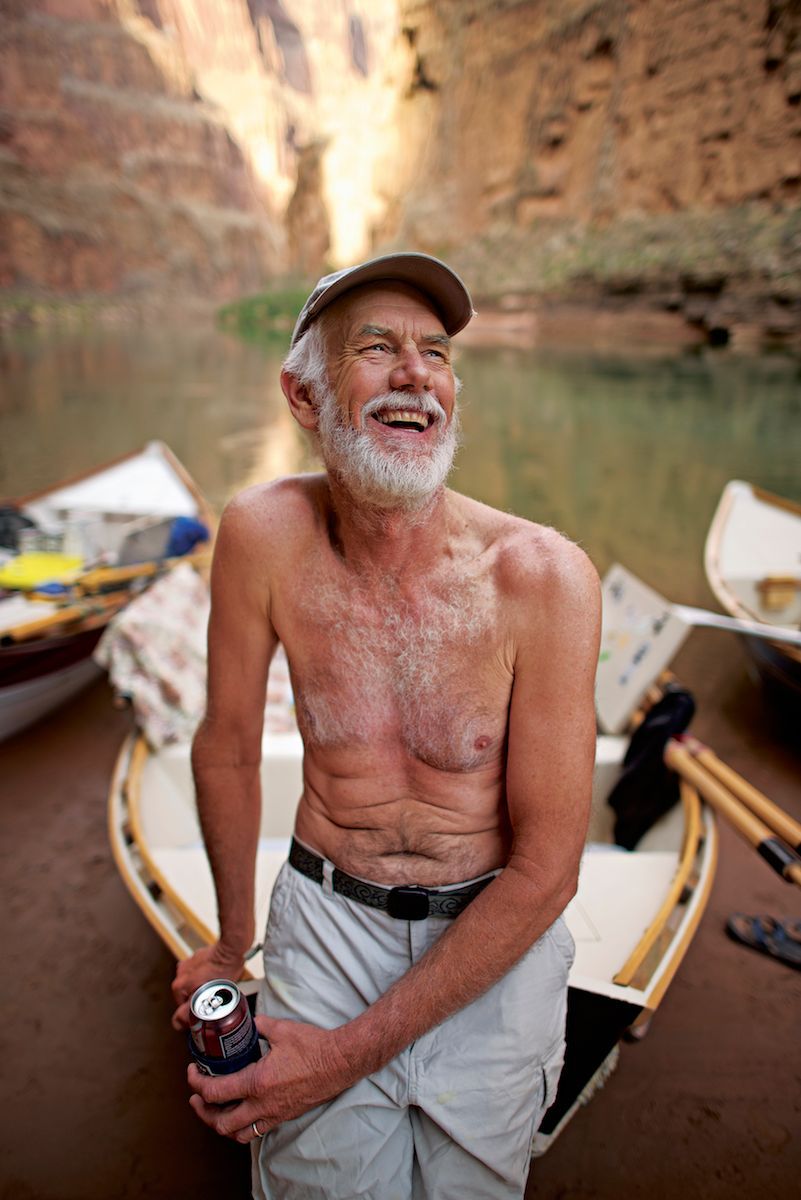 Rivierfluisteraar en ervaren gids Eric Sjoden relaxt even voor een volgend wildwateravontuur
