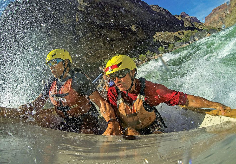 Als wapenbroeders zetten de auteur en zijn broer zich schrap in de Lava Falls een van de stroomversnellingen die een riviertocht door de Grand Canyon zo spectaculair maken