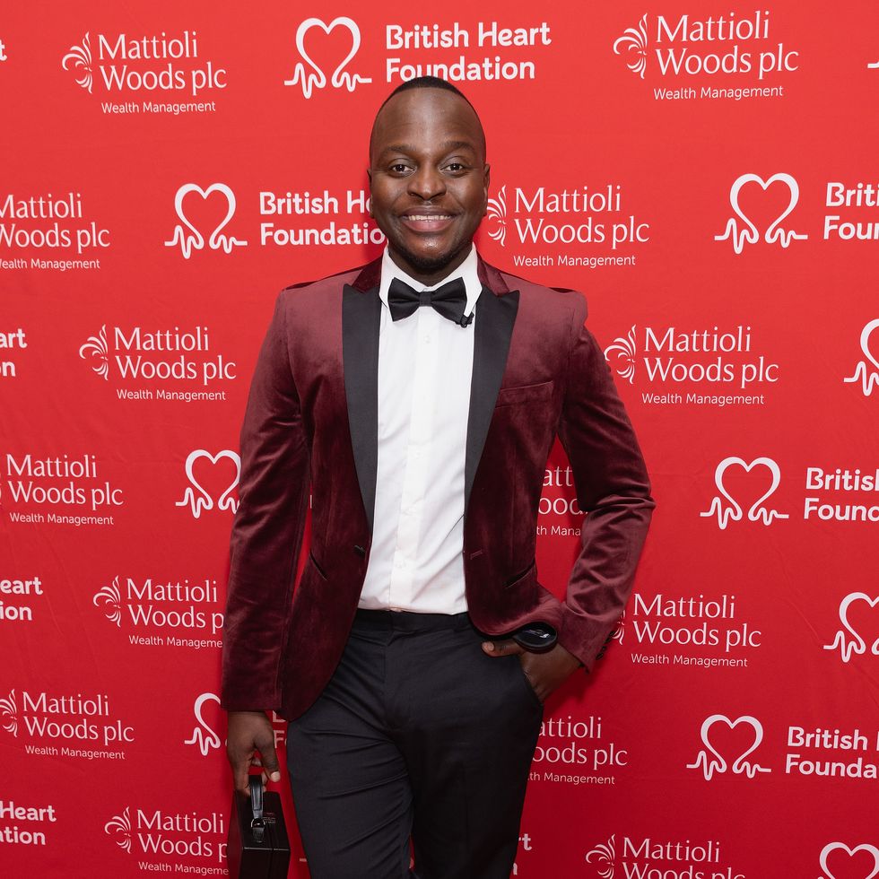 Will Njobvu nimmt in einer roten Samtjacke an den Heart Hero Awards 2023 teil