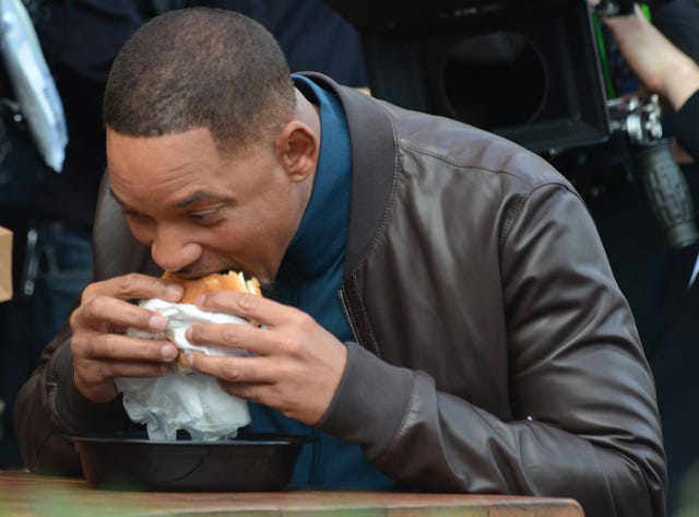 will smith se pone 'ceporro' saltándose la dieta con una gran hamburguesa