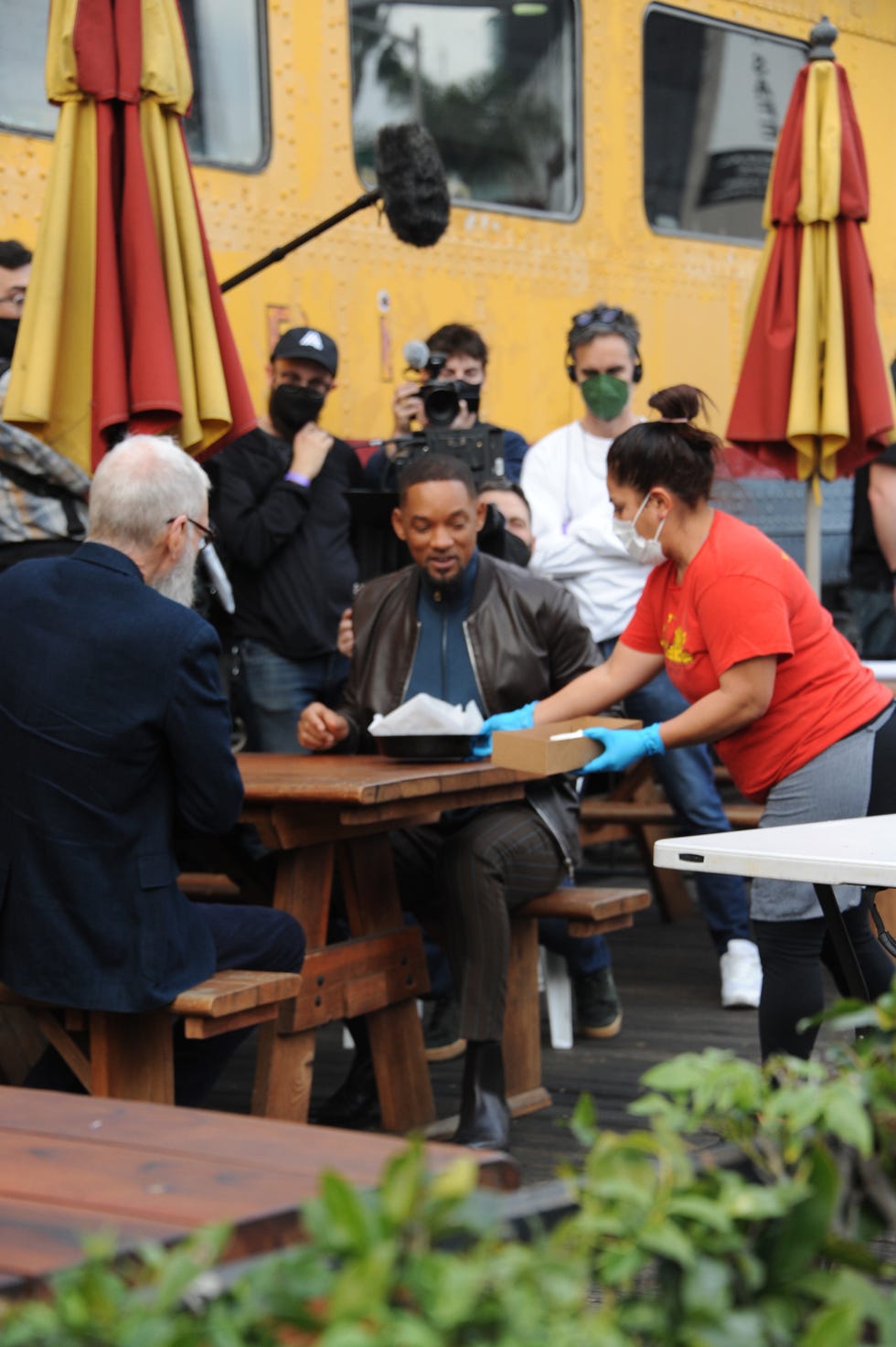will smith se pone 'ceporro' saltándose la dieta con una gran hamburguesa