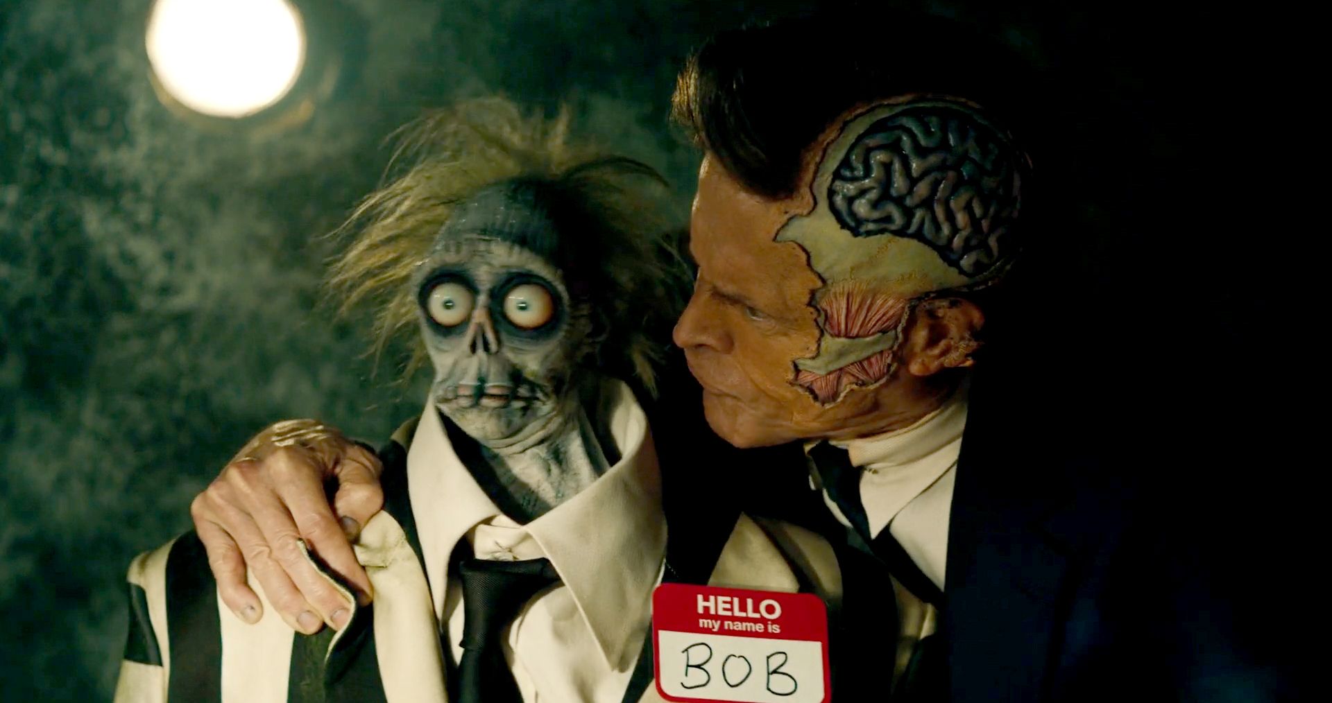 «Битлджус 2» впервые показал мертвого персонажа Уиллема Дефо в новом трейлере