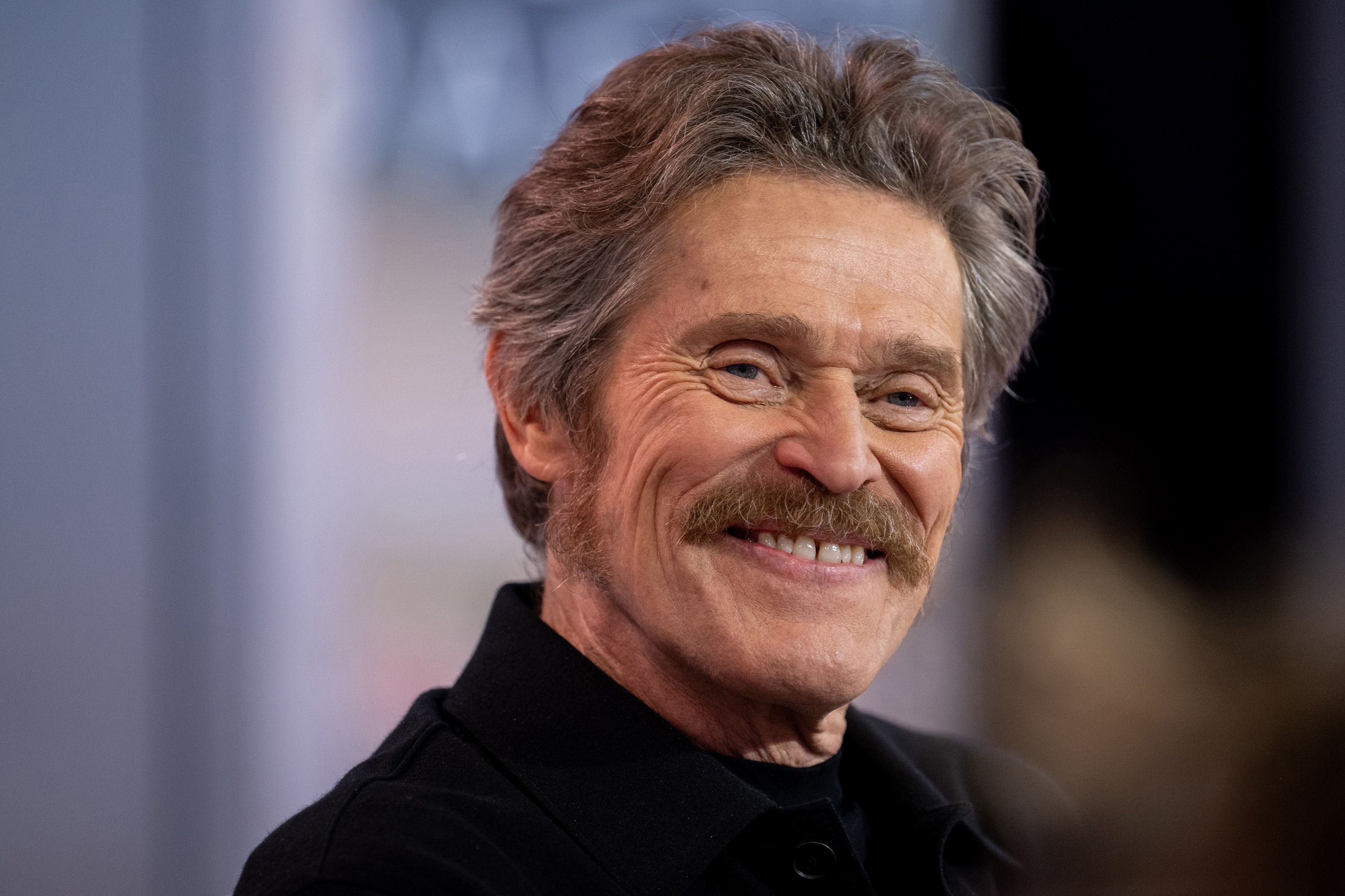 El día que a Willem Dafoe le confundieron con un stripper por bailar con  una falda hawaiana... Sin nada debajo