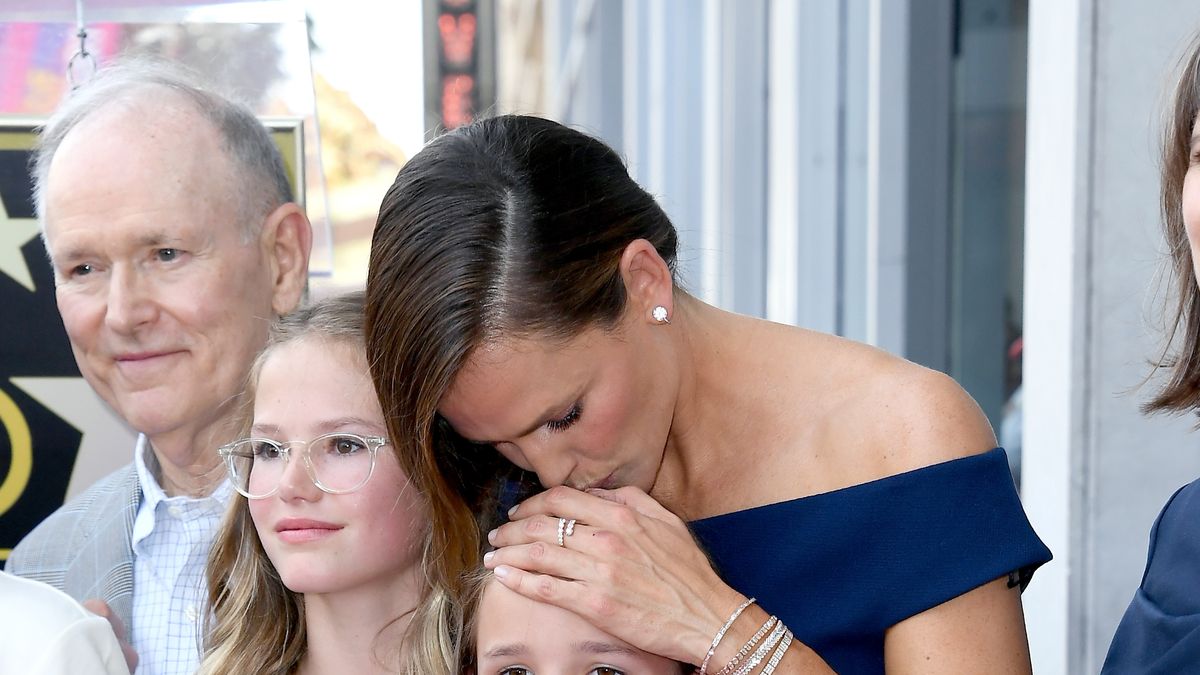 preview for Jennifer Garner Helped Her Daughters Sell Girl Scout Cookies, Proving She's The Coolest Mom Around