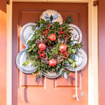 williamsburg wreaths silver trays ribbon