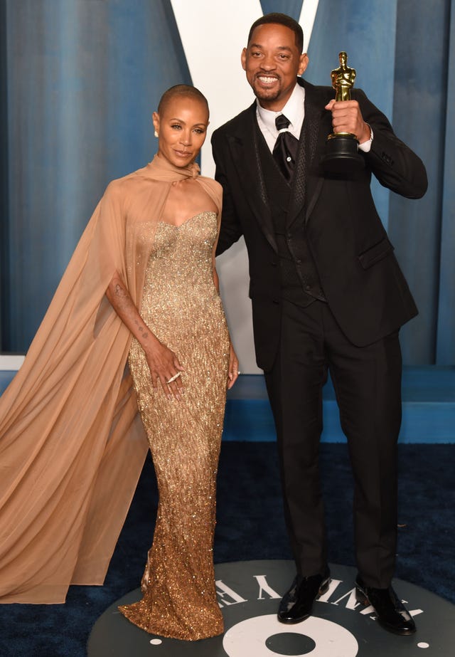 la pareja posa con la fiesta de una conocida revista con el oscar que acababa de ganar el actor