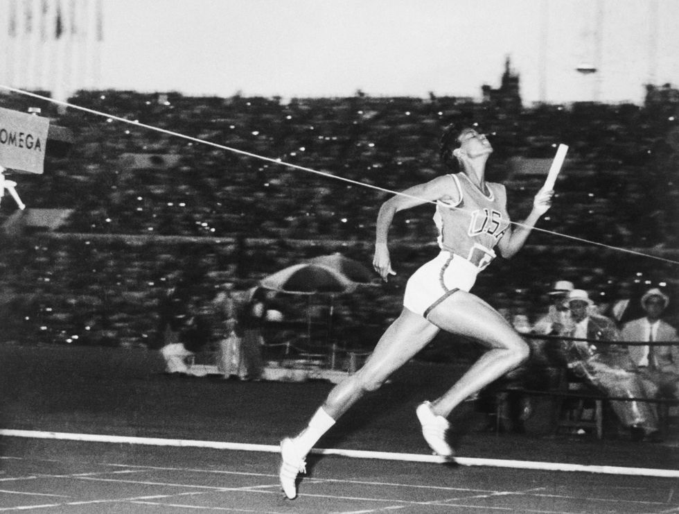 wilma rudolph completando la última posta del relevo 4x100 metros de estados unidos en los juegos olímpicos de roma 1960