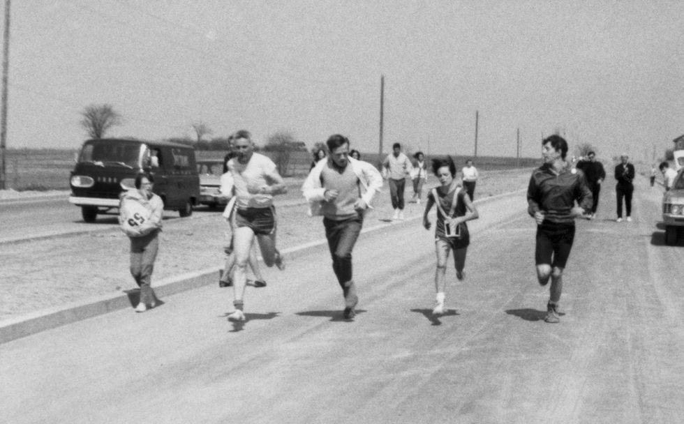 Su hermano Gord la acompañó en el sprint final. 