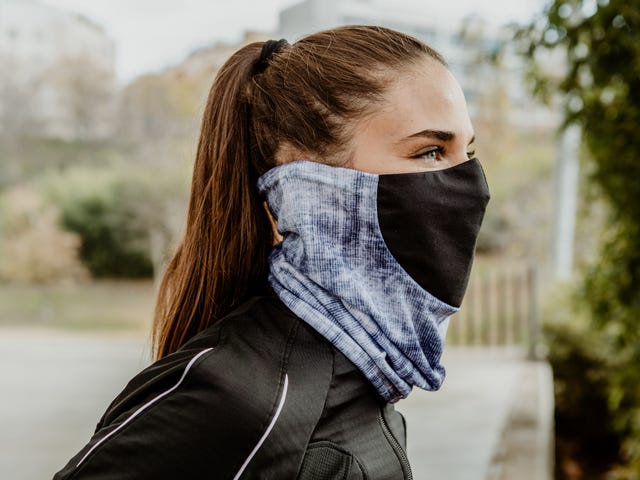 una deportista con tubular de braga cuello y mascarilla windblock de hispanotex