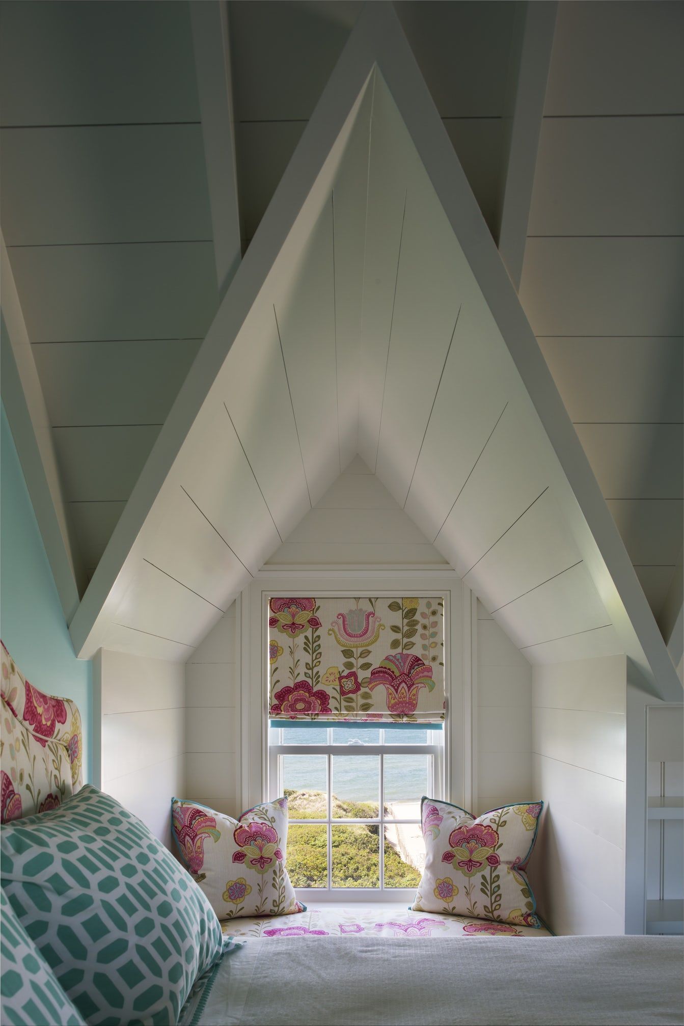 Relaxing Escape: Ideal Window Seats for the Bedroom