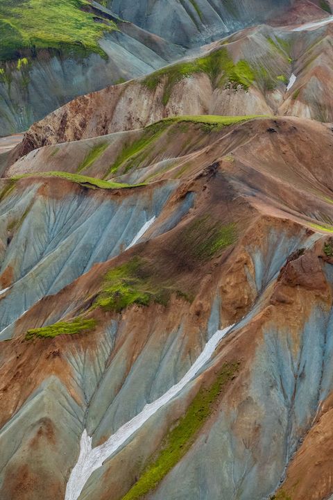 LANDMANNALAUGAR IJSLAND  In het kleurige ryolietgesteente van Landmannalaugar in het natuurreservaat Fjallabak bevinden zich geothermale warmwaterbronnen voor een ontspannende duik