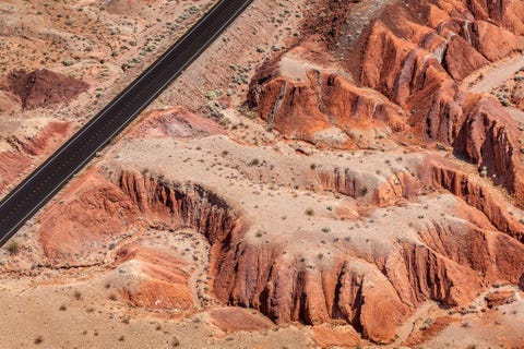 VALLEY OF FIRE STATE PARK NEVADA  Het Valley of Fire State park vernoemd naar de bijzondere rode zandsteenformaties ligt 80 kilometer ten noordoosten van Las Vegas en is het oudste en grootste park van Nevada Het is een populaire wandel en fotobestemming