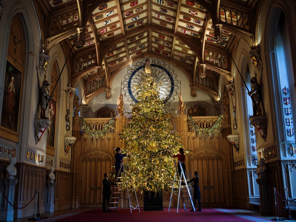 See the Queen's beautiful 20ft Christmas tree