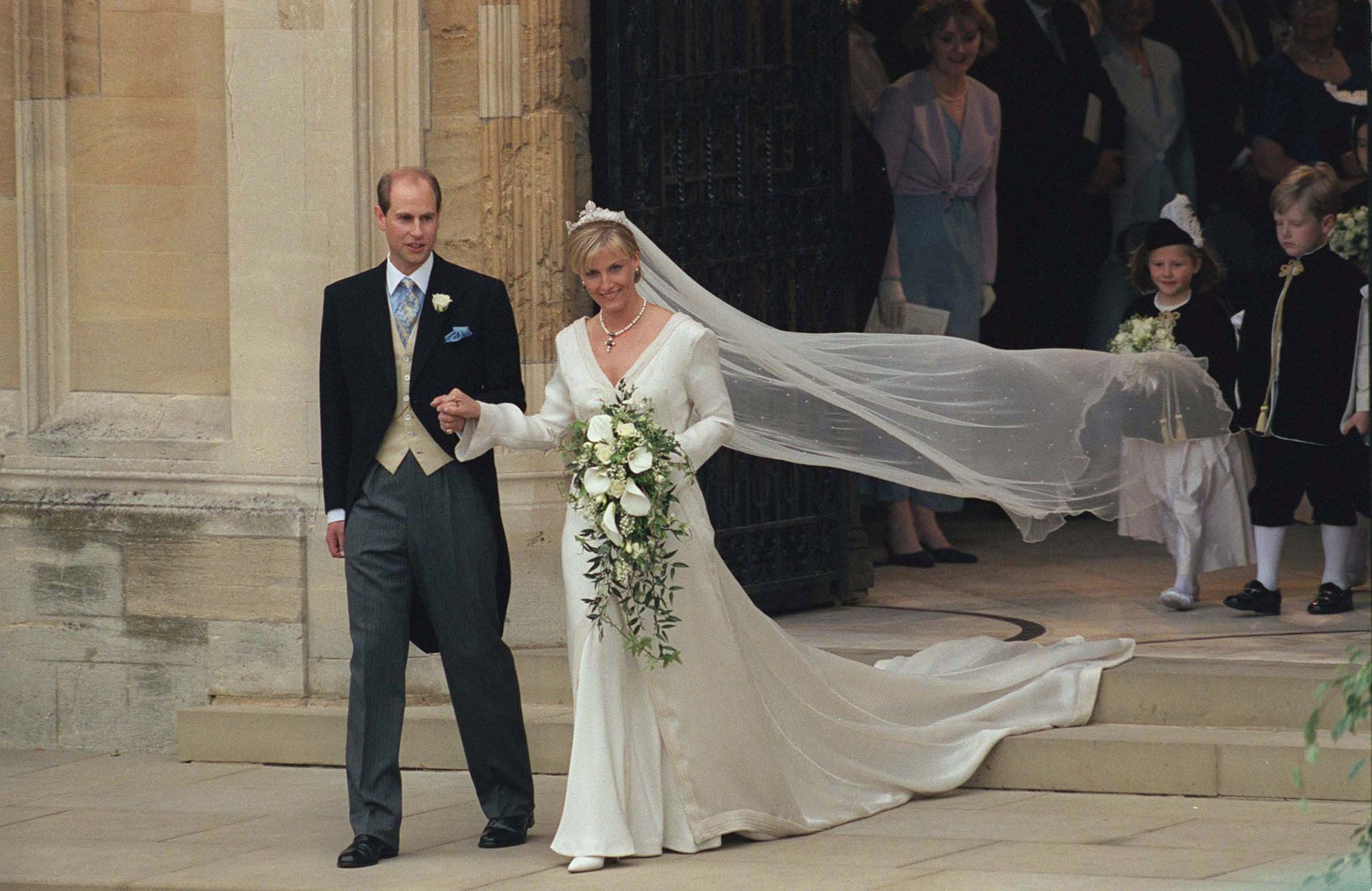 Royal wedding wind clearance dress