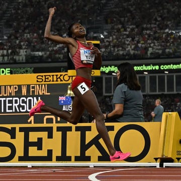 winfred yavi cruza la meta como ganadora de los obstáculos en los mundiales de budapest