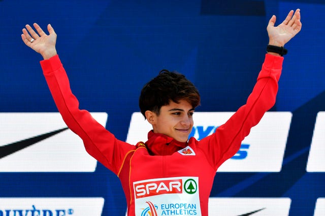 la marchadora granadina maría pérez celebra su medalla de oro en el podio del europeo de berlín tras ganar el oro en los 20 kilómetros marcha