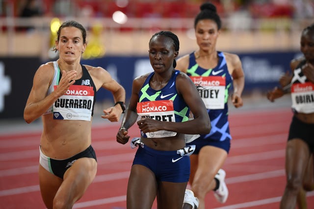 esther guerrero corre una prueba de 1500 metros en la liga de diamante