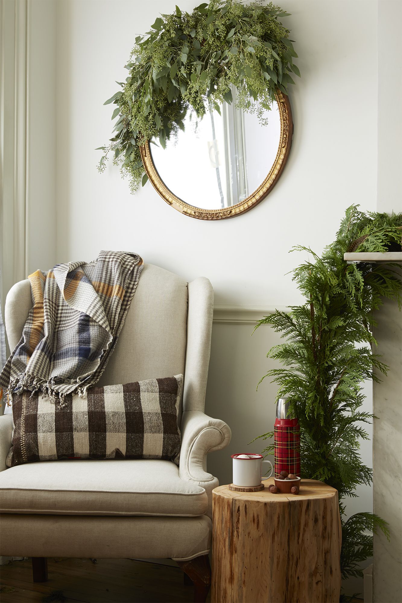 https://hips.hearstapps.com/hmg-prod/images/winter-decorating-ideas-greenery-chair-1606239581.jpg