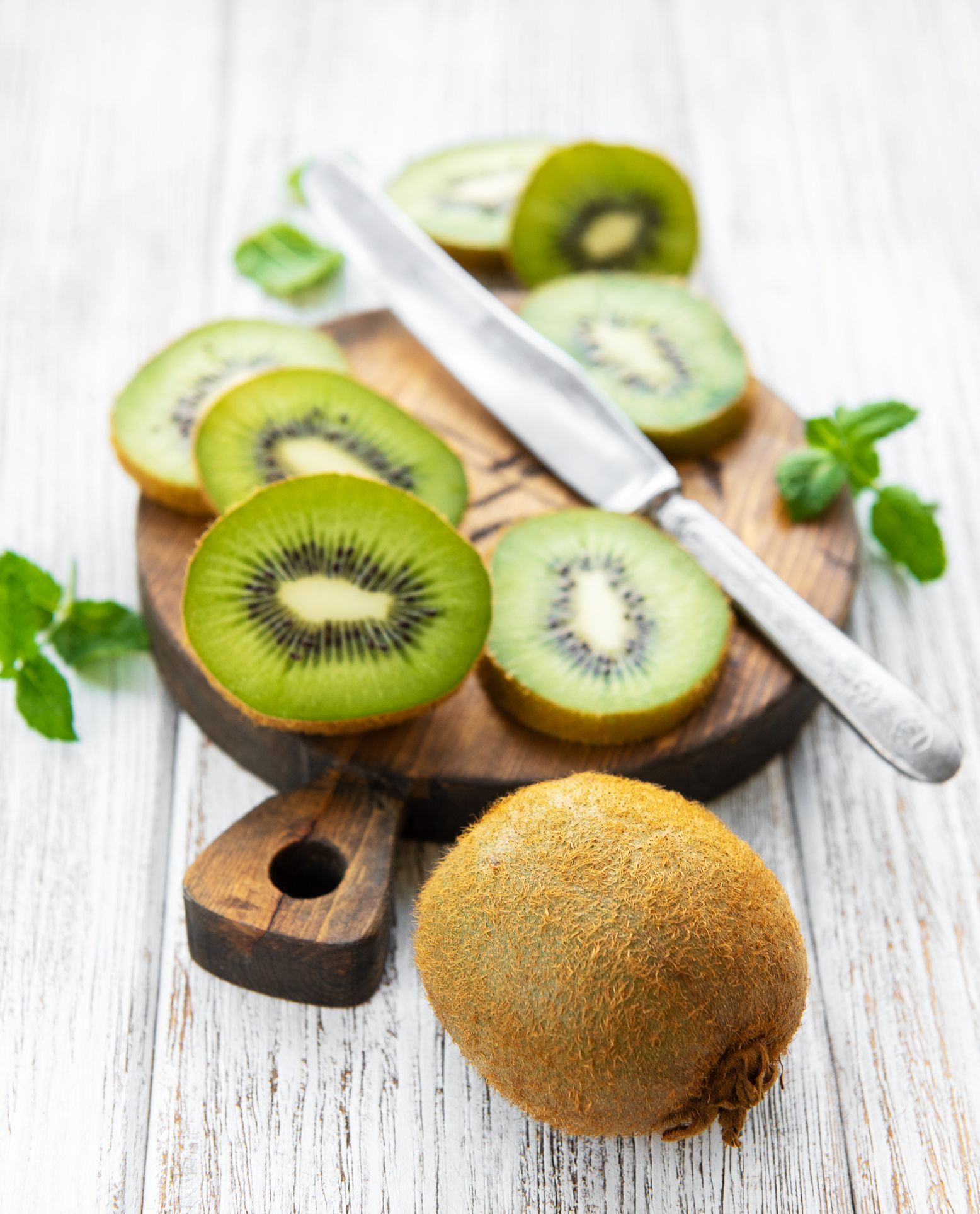 https://hips.hearstapps.com/hmg-prod/images/winter-fruit-kiwi-1671496807.jpeg