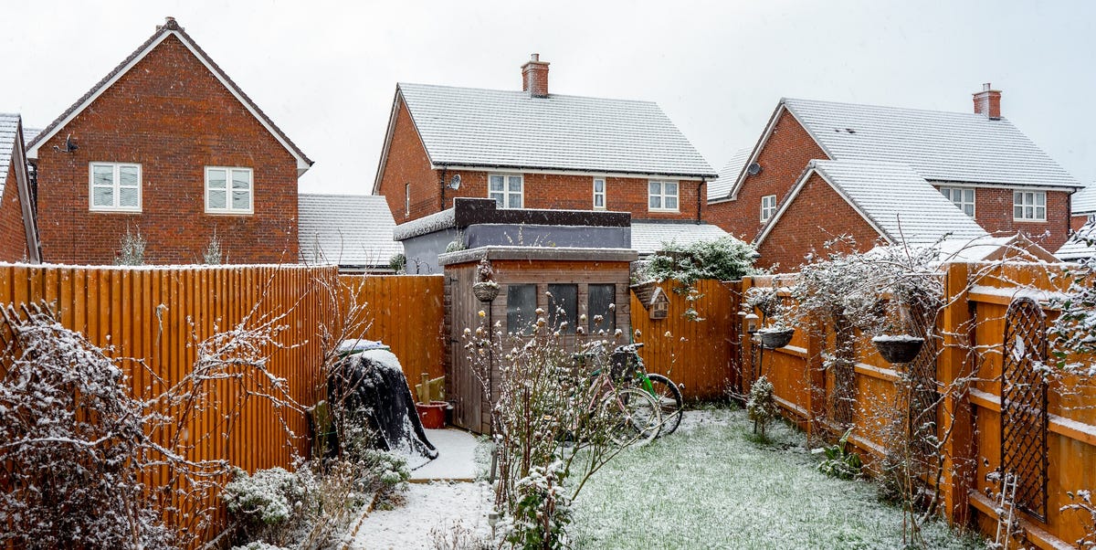 6 Garden Items To Store Before It Starts To Freeze In Winter 6 Garden Items To Store Before It Starts To Freeze In Winter
