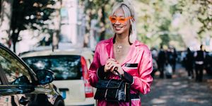 model soo joo park in knalroze zijden pyjama met accessoires op straat tijdens milan fashion week september 2019