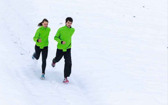 coppia che corre in mezzo alla neve