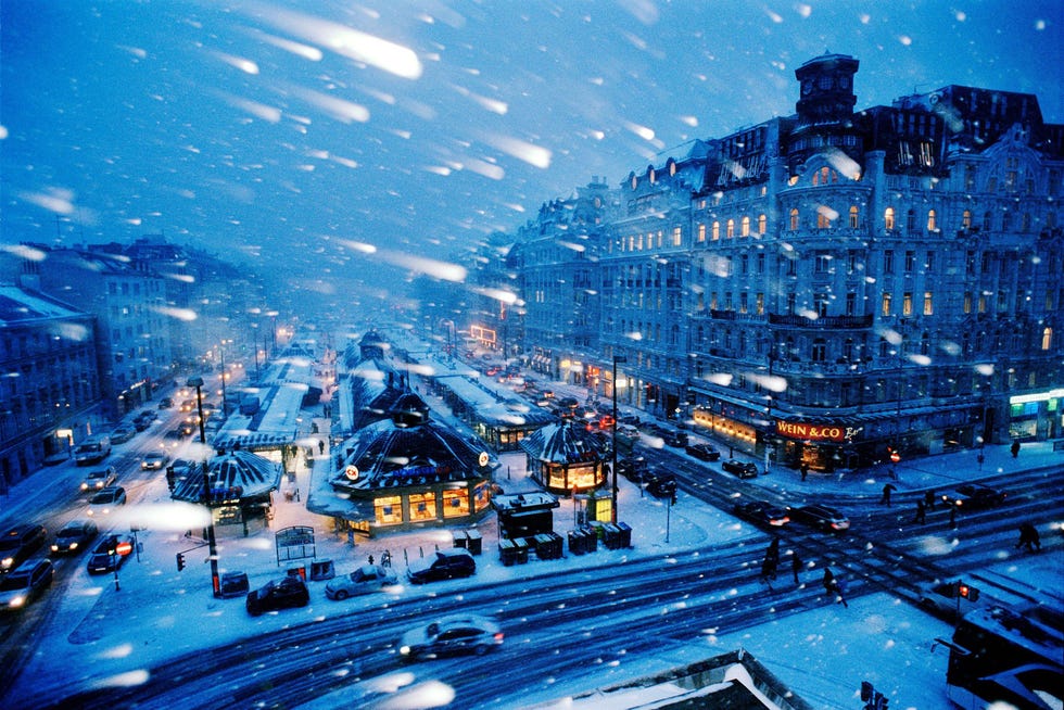 Sneeuwstormen verjagen de sfeer niet van de wereldberoemde Weense kerstmarkten