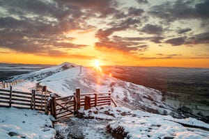 winters sunrise behind lose hill taken from the famous mam tor gate