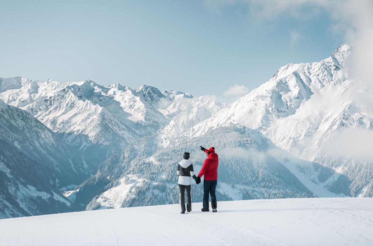 Geniet van adembenemende uitzichten tijdens een winterwandeling in de regio Zillertal
