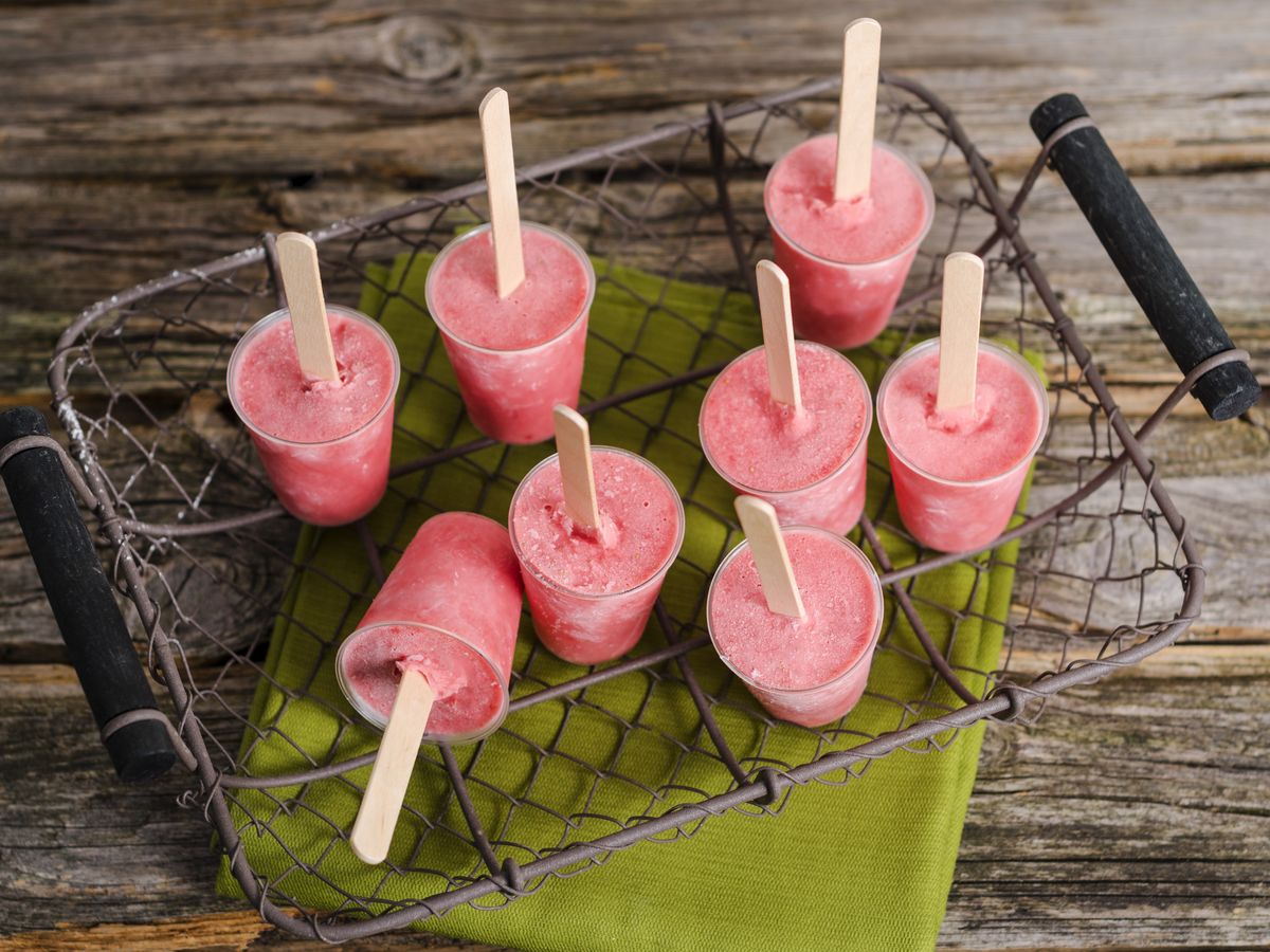 Woman in Real Life: Strawberry Peach Green Tea Ice Pops (With the
