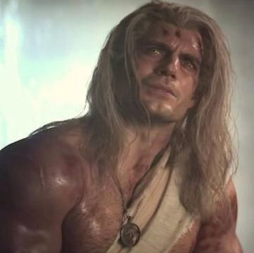 henry cavill luce músculos sin camiseta en the witcher