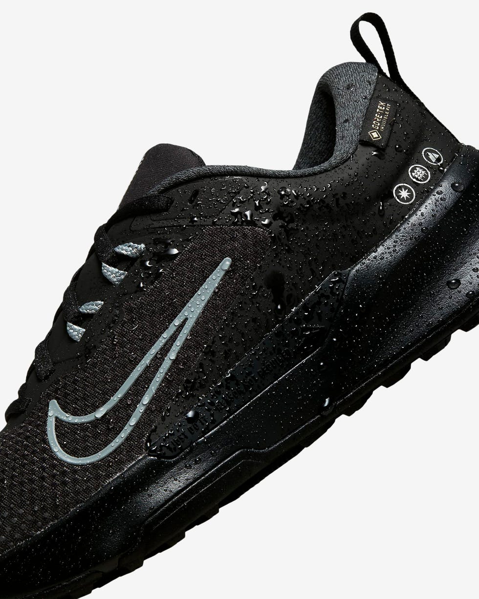 las zapatillas de trail running nike juniper trail 2 gore tex en color negro para mujer