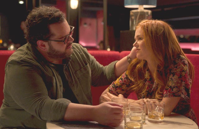 josh gad acaricia a isla fisher en una escena de la serie un lobo como yo