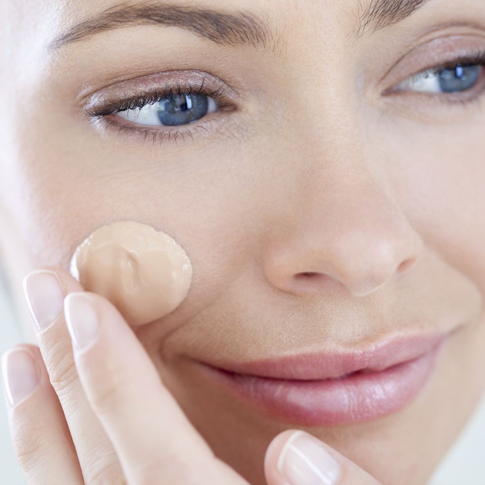 woman applying foundation