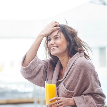 mujer tomando zumo de naranja